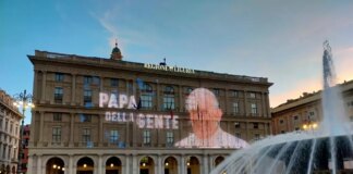 Papa Francesco, il maxischermo della Regione Liguria ricorda Bergoglio