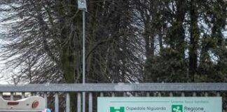 Milano, bambino di tre anni precipita dal balcone: è grave