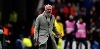 Mourinho choc in Turchia: colpisce al volto allenatore del Galatasaray, maxi rissa – Video