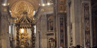 Papa Francesco, migliaia di fedeli in coda a San Pietro per l’ultimo saluto