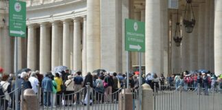 Papa Francesco, oltre 61.000 fedeli gli hanno già reso omaggio a San Pietro