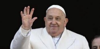 Papa Francesco, Vaticano: “Lievi miglioramenti su infezione polmonare e uso della parola”