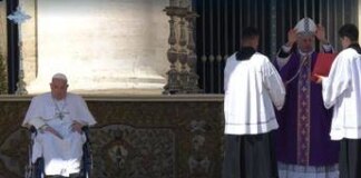 Papa Francesco a sorpresa in piazza San Pietro per il Giubileo dei malati: “Grazie tante”
