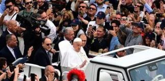 Papa Francesco, l’ultima apparizione: Pasqua con bagno di folla in papamobile