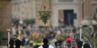 Papa, omelia per la Domenica delle Palme: “Portiamo la croce di chi soffre accanto a noi”