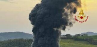 Perugia, incendio in fabbrica materiali plastici a Umbertide: enorme nuvola nera