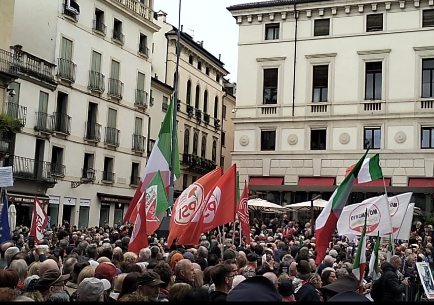 Piazza dei Signori gremita a Vicenza per il 25 aprile
