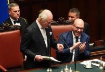 Quasi ‘sold out’ per Carlo alla Camera: il re tocca le corde giuste e conquista l’Aula