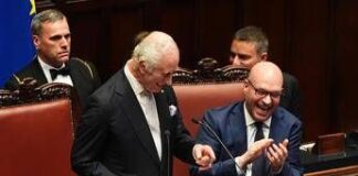 Quasi ‘sold out’ per Carlo alla Camera: il re tocca le corde giuste e conquista l’Aula