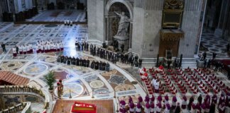 La salma di Papa Francesco è a San Pietro, lungo applauso dei fedeli