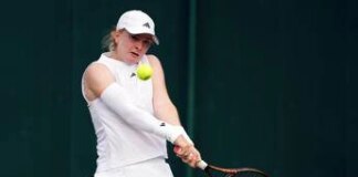 Tennista serve e sviene in campo: paura a Bogotà – Video