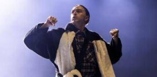 Tommy Cash: “Mi ispiro a Pavarotti e con Tony Effe ho preso un caffè”