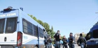Torino, scontri con forze ordine durante rave party: feriti