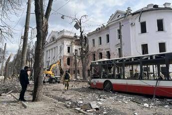 Ucraina, strage a Sumy. Usa: “Russia ha superato ogni limite”. Meloni: “Vile attacco”