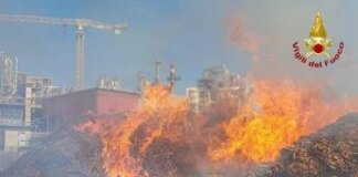 Udine, incendio a Bicinicco: in fiamme deposito scarti lavorazione del legno