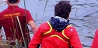 Udine, incendio in barca sul fiume a Palazzolo: donna dispersa e un ferito