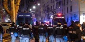 Via libera al decreto sicurezza, tutele legali e bodycam per polizia. Meloni: “Norme sacrosante”. Sit-in e scontri a Roma