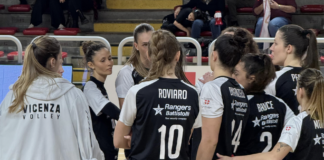 Serie B1 femminile, una Volksbank Vicenza Volley rimaneggiata lotta con orgoglio e strappa un punto contro Clementina 2020 Volksbank Vicenza Volley, un time out al Palasport Città di Vicenza