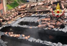 Valli del Pasubio, brucia il tetto di una casa. Nessun ferito, salva parte della copertura Valli del Pasubio brucia tetto di una casa