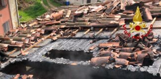 Valli del Pasubio, brucia il tetto di una casa. Nessun ferito, salva parte della copertura Valli del Pasubio brucia tetto di una casa