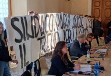 Consiglio Comunale di Vicenza. Manca quello “perpetuo” del Comitato Albera ma arrivano i cartelli contro trasferte Cocco e aumento Irpef Striscione in consiglio comunale contro le trasferte di Cocco