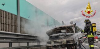 Brucia furgone sull’A4, tra Grisignano e la diramazione dell’A31: paura e traffico rallentato, nessun ferito furgone in fiamme in A4