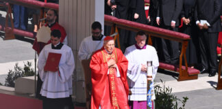 Il cardinale Giovanni Battista Re nell’omelia: “Un Pontefice in mezzo alla gente, ha toccato le menti e i cuori”