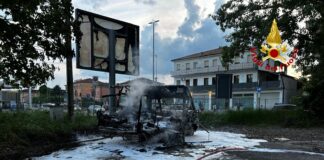 Vicenza, incendio distrugge un camper. Vigili del fuoco: “Dentro bombole di Gpl” incendio camper vicenza