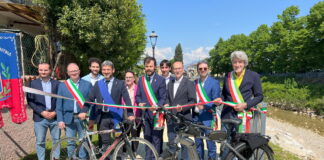 Isola Vicentina inaugurato nuovo tratto della ciclabile Vicenza-Schio: collega il ponte di San Rocco con il centro abitato pista ciclabile isola vicentina taglio del nastro
