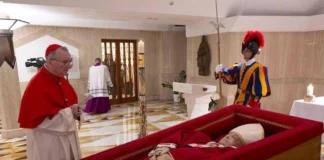 Papa Francesco, diffusa prima immagine della salma: veste liturgica rossa e rosario tra le mani papa francesco