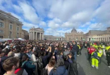 Papa Francesco, riaperta San Pietro: già oltre 128mila persone per l’omaggio papa francesco