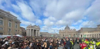 Papa Francesco, riaperta San Pietro: già oltre 128mila persone per l’omaggio papa francesco