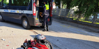 Schio, scontro tra scooter e moto davanti al liceo, feriti i due giovani conducenti, uno è grave. Si stavano recando a scuola schio incidente stradale