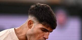 Alcaraz vince, ma il look fa discutere. Critiche a completo e taglio di capelli