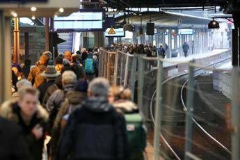 Attacco con coltello alla stazione di Amburgo, 39enne sospetta ammette: “Sono stata io”