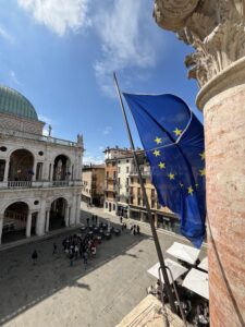 bandiera europa in piazza dei signori