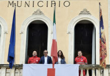 bandiera croce rossa sul municipio di Thiene