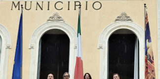 Giornata Mondiale della Croce Rossa e della Mezzaluna Rossa: esposta la bandiera sulla facciata del municipio di Thiene bandiera croce rossa sul municipio di Thiene