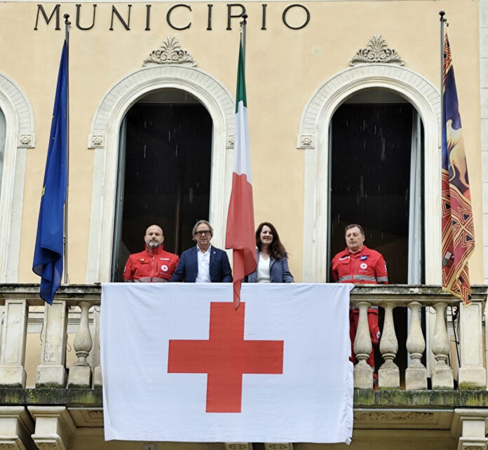 CRI bandiera croce rossa sul municipio di Thiene