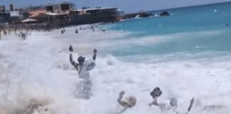 Caraibi, onda travolge una coppia a riva e la scaglia contro le rocce – Video