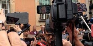 Caso Garlasco, Corona show davanti alla procura di Pavia