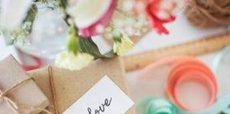 Festa della mamma 2025, non solo fiori: cosa regalarle domenica 11 maggio