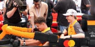 Formula 1, piloti in pista con macchine di… Lego. E pezzi di McLaren volano via – Video