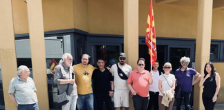 Licenziato Giuseppe Morello, delegato USB alla FIS di Montecchio Maggiore: D’Angelo: “Punito per aver detto la verità” Germano Raniero e altri rappresentanti USB al presidio davanti alla FIS per Giuseppe Morello, al centro vestito di nero (foto di Massimo D'Angelo)