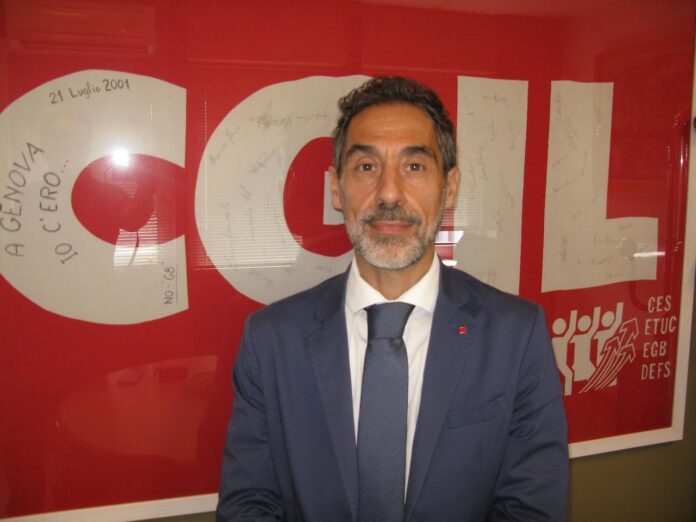 Giancarlo_Puggioni_con_bandiera_Cgil_2001_genova-1740159413153.jpg-- (1) giancarlo Puggioni su bandiera palestinese