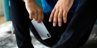 Gli tolgono il cellulare, adolescente finisce in ospedale con crisi d’astinenza