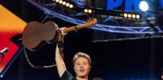 Il prete canta ‘Il filo rosso’ durante la messa e Alfa reagisce così: il video virale