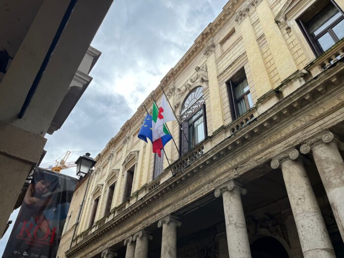 La+bandiera+della+Croce+Rossa+esposta+a+Palazzo+Trissino Giornata mondiale della Croce Rossa a Vicenza