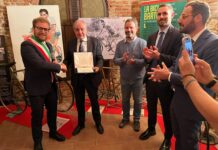 Tappa dei Berici, il Comune di Vicenza ringrazia con una targa il direttore del Giro d’Italia Mauro Vegni tappa dei berici consegna targa a mauro vegni