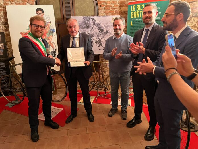 La+consegna+della+targa tappa dei berici consegna targa a mauro vegni